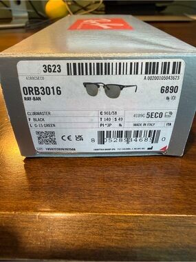Ray-Ban Clubmaster Sunglasses - Black Frame with Green Lenses - Unisex